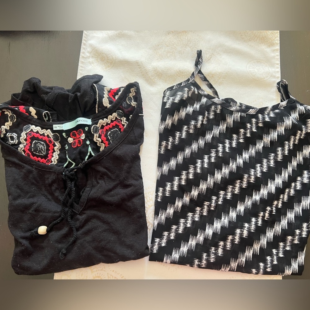 ☀️2/$10 Two Maurice tops size  XS